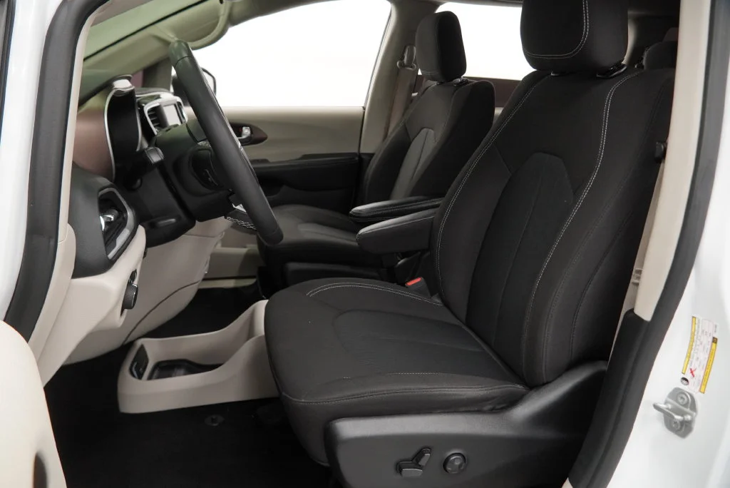 Used 2023 White Chrysler LX image 3