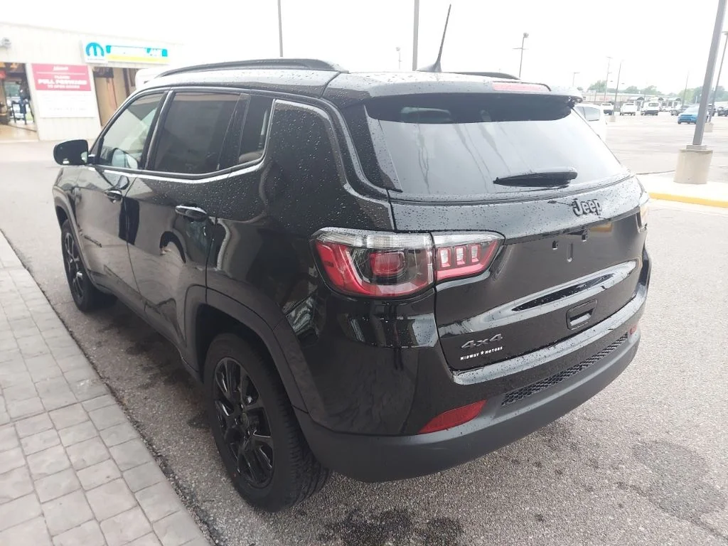 New 2026 Diamond Black Crystal Pearlcoat Jeep Latitude image 5