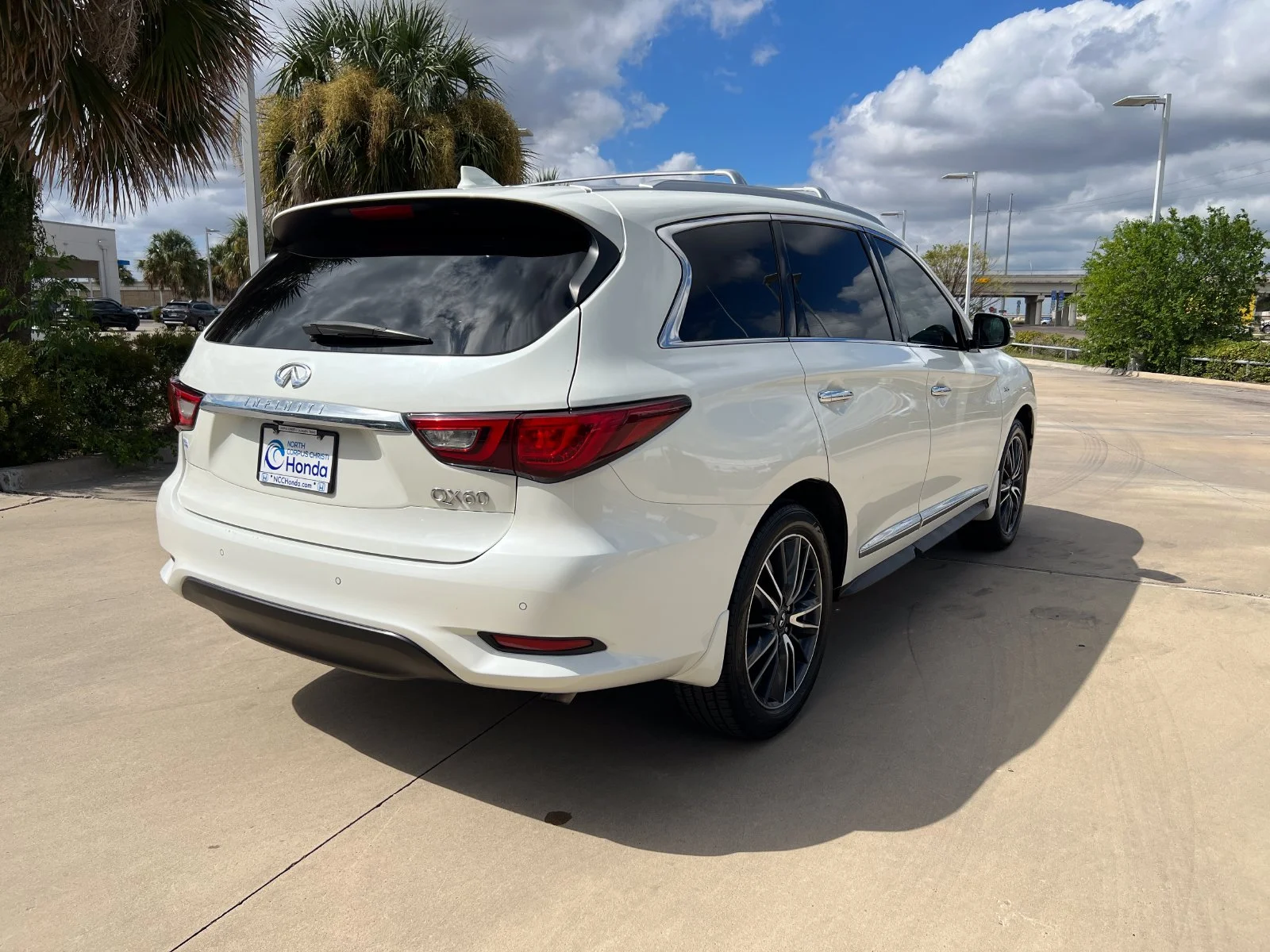 Used 2020 White INFINITI LUXE image 6