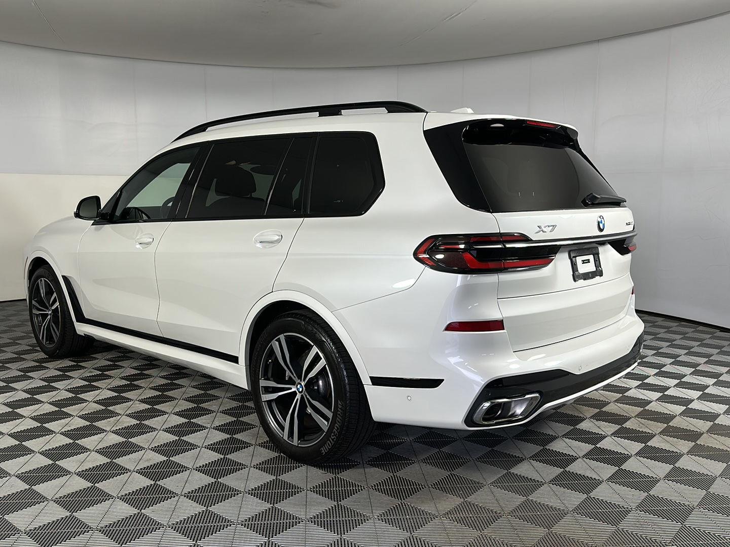 Used 2024 Mineral White Metallic BMW xDrive40i image 24