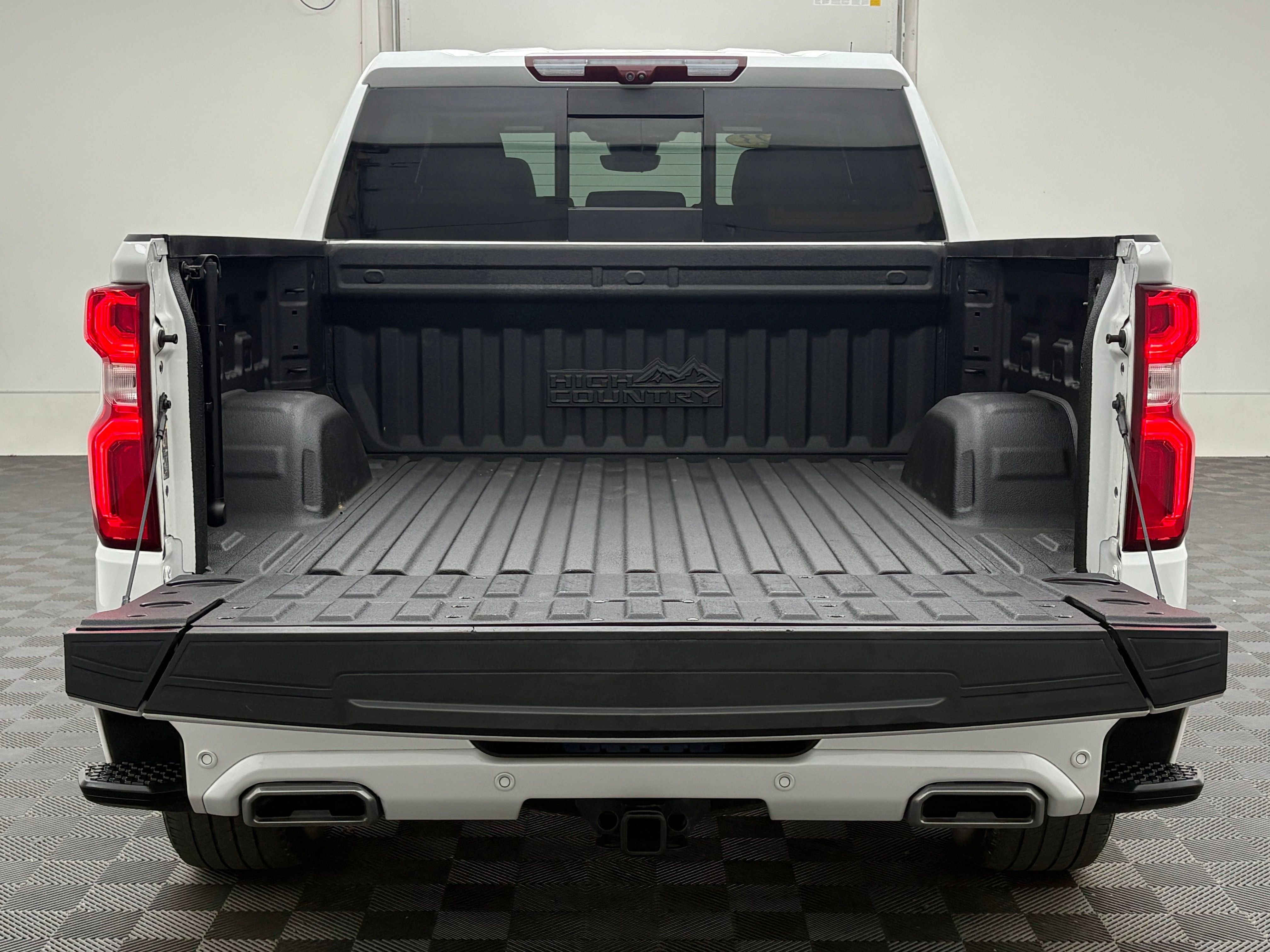 Used 2023 Iridescent Pearl Tricoat Chevrolet High Country image 12