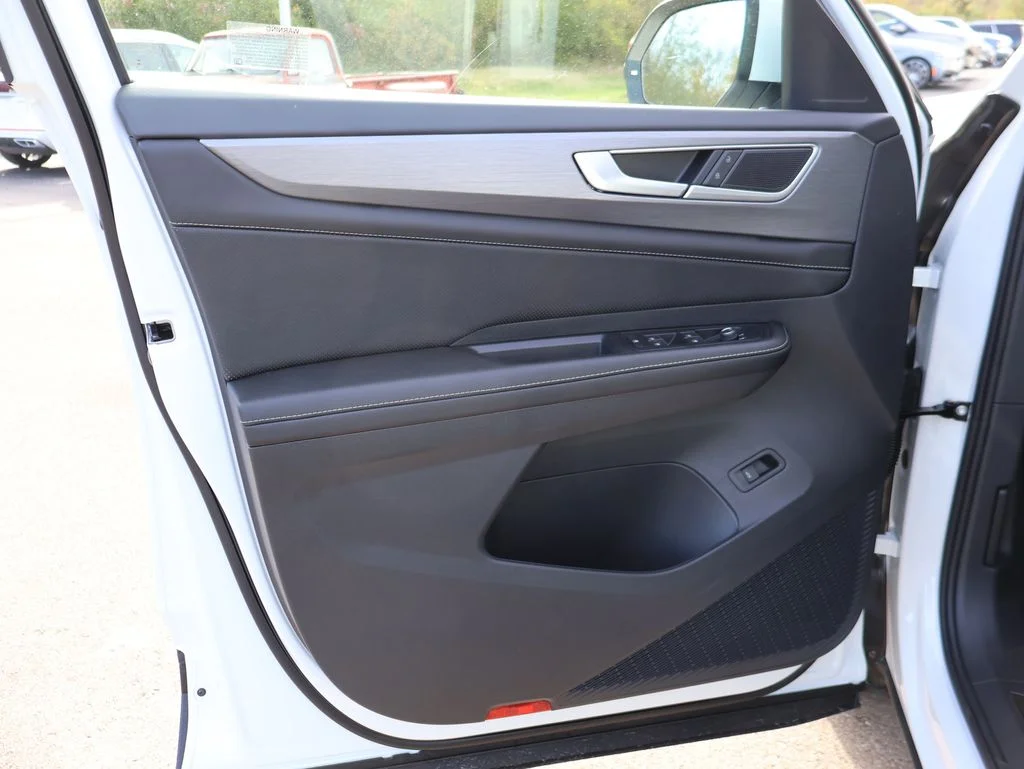 New 2026 White Volkswagen 2.0T SE w/Technology image 25