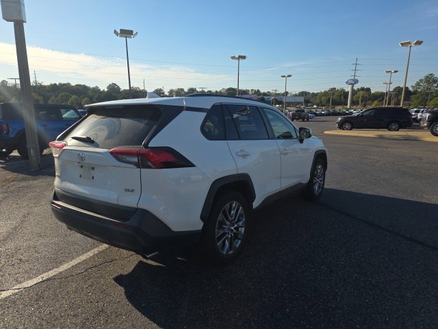 Used 2020 White Toyota XLE Premium image 3