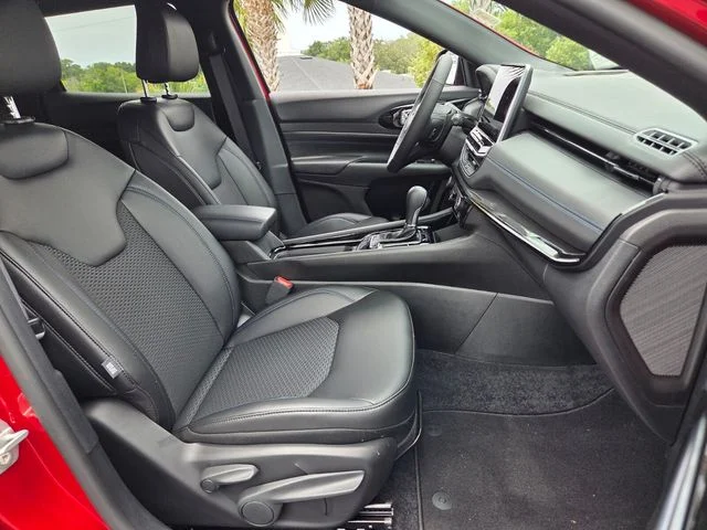 New 2026 Red Hot Pearlcoat Jeep Latitude image 17