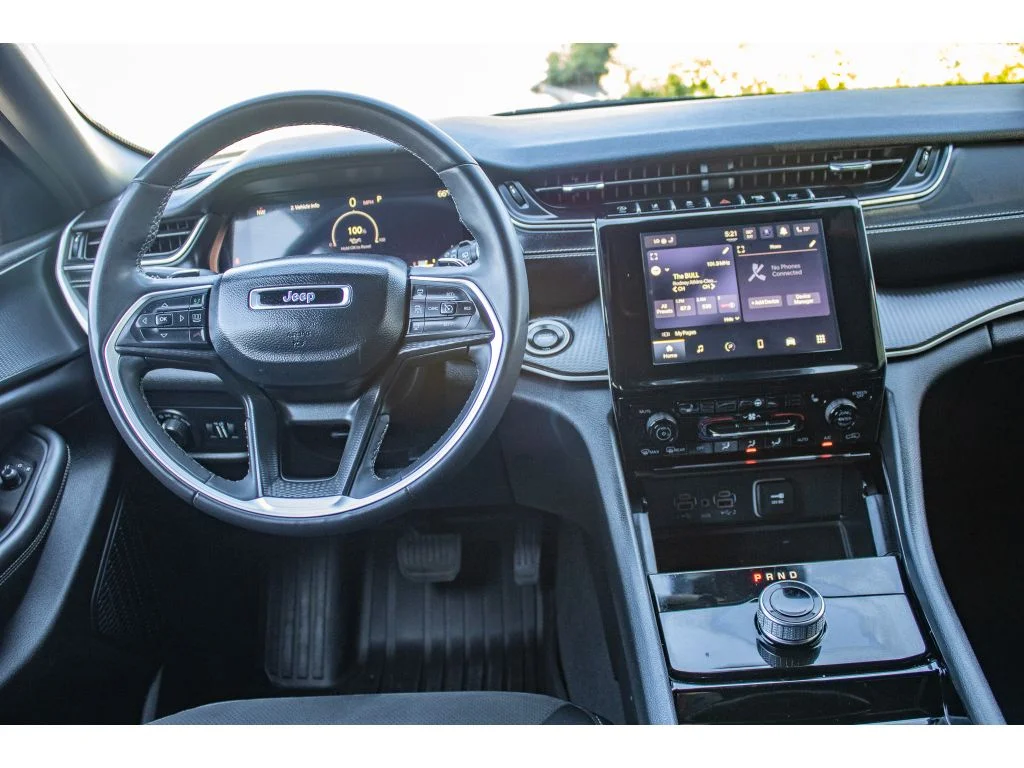 Used 2023 Baltic Gray Metallic Clearcoat Jeep Altitude image 27