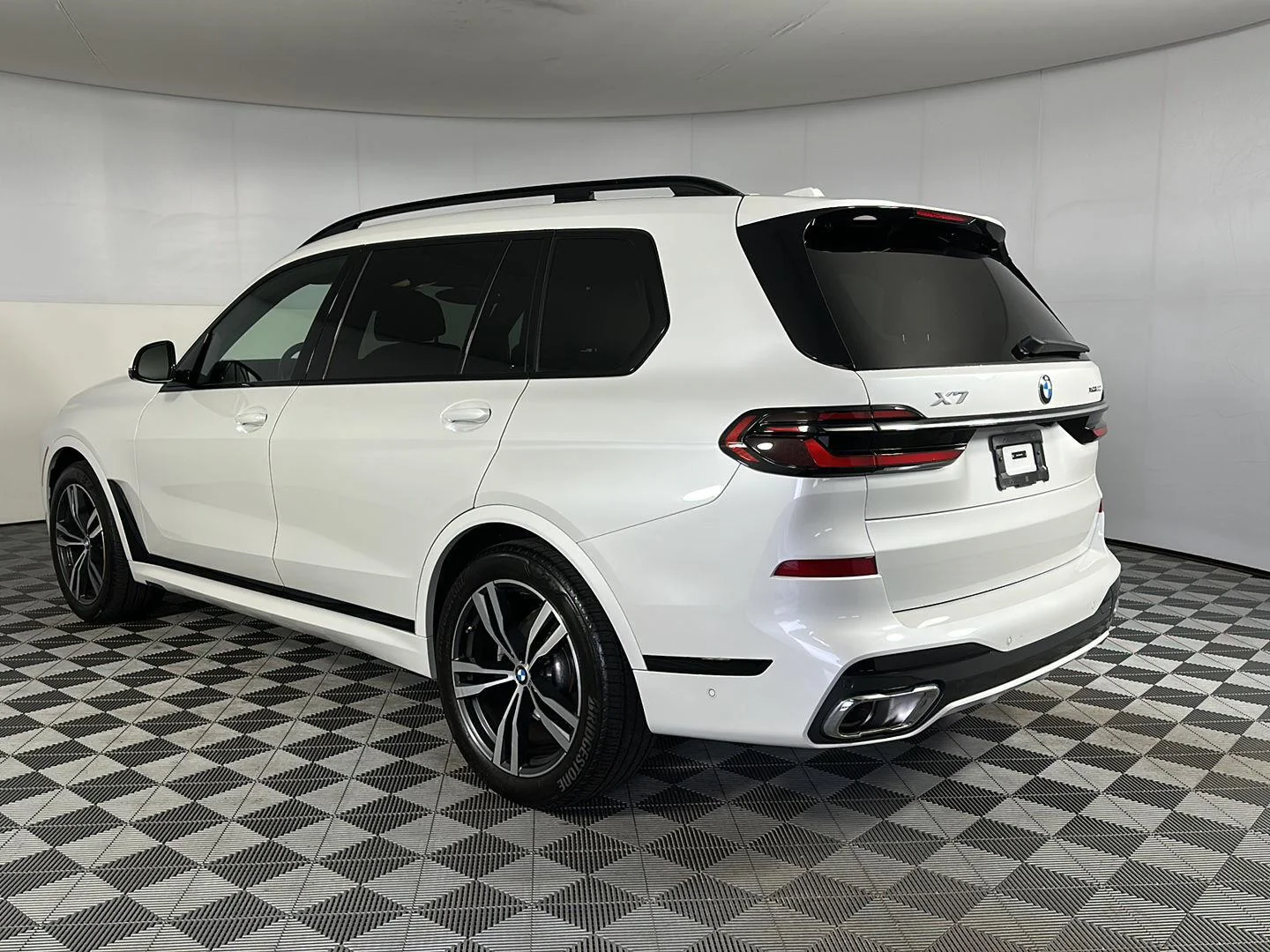 Used 2024 Mineral White Metallic BMW xDrive40i image 24