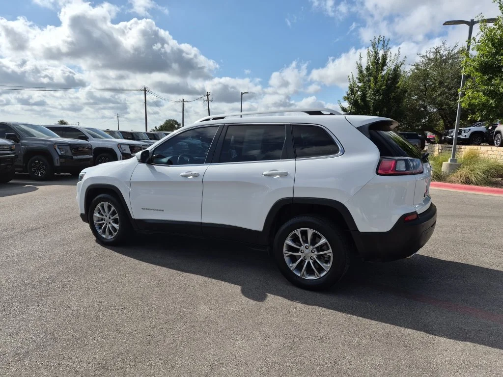Used 2021 White Jeep Latitude Lux image 6