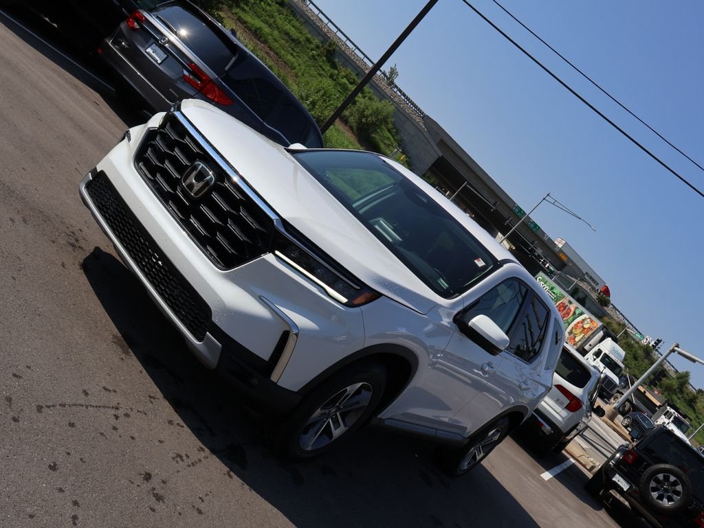Used 2023 White Honda EX-L image 3