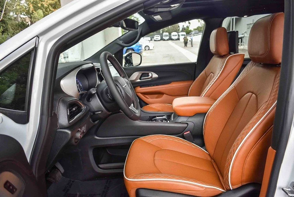 New 2026 Bright White Clear-Coat Exterior Paint Chrysler Pinnacle image 17