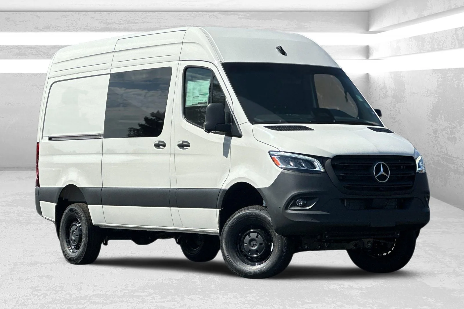 2025 Mercedes-Benz Sprinter 2500 144 WB HO Standard Roof 4x4's photo