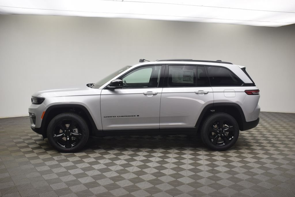New 2025 Silver Zynith Exterior Paint Jeep Limited image 16