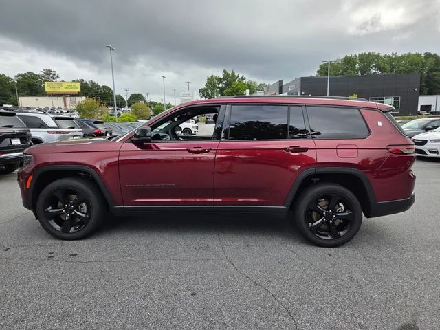 Used 2023 Red Jeep Altitude image 4