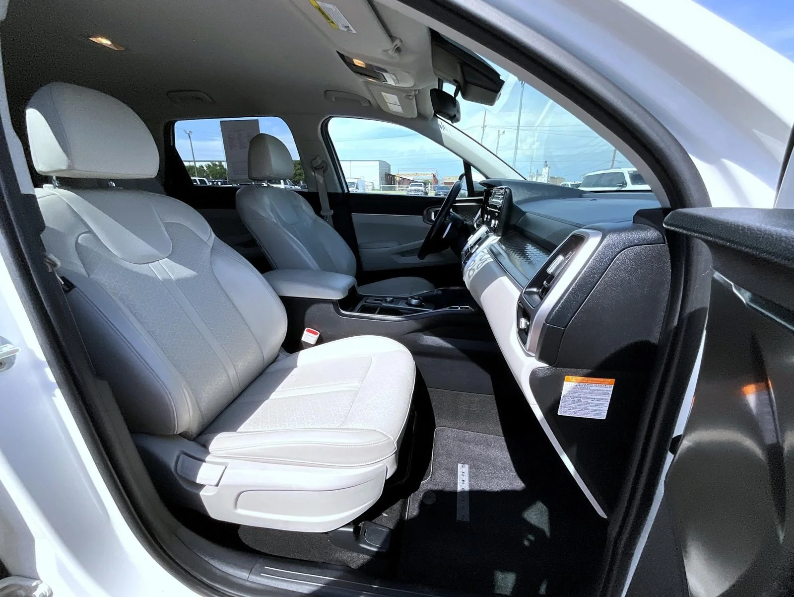 Used 2021 White Kia S image 16