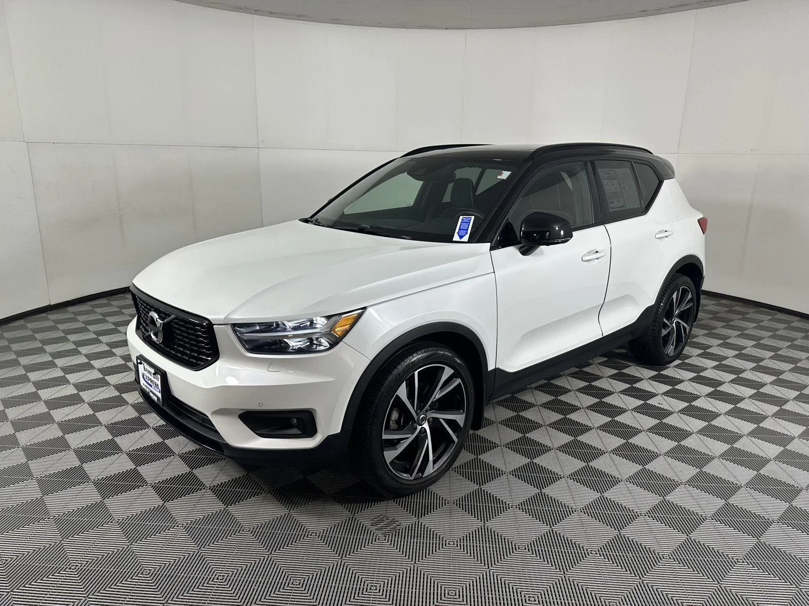 Used 2022 Crystal White Metallic Volvo R-Design image 4
