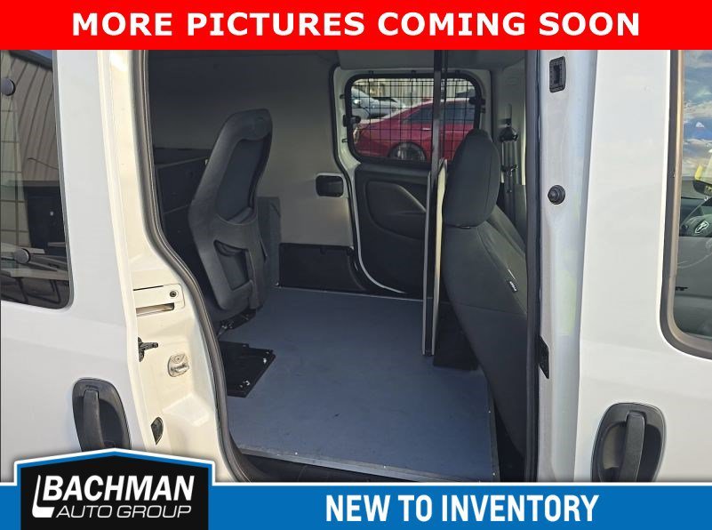 Used 2024 Crystal White Metallic Volvo Plus Dark Theme image 4