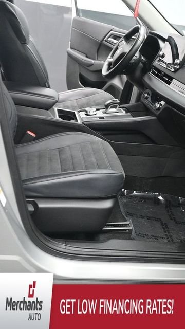 Used 2024 Silver Mitsubishi SE image 13