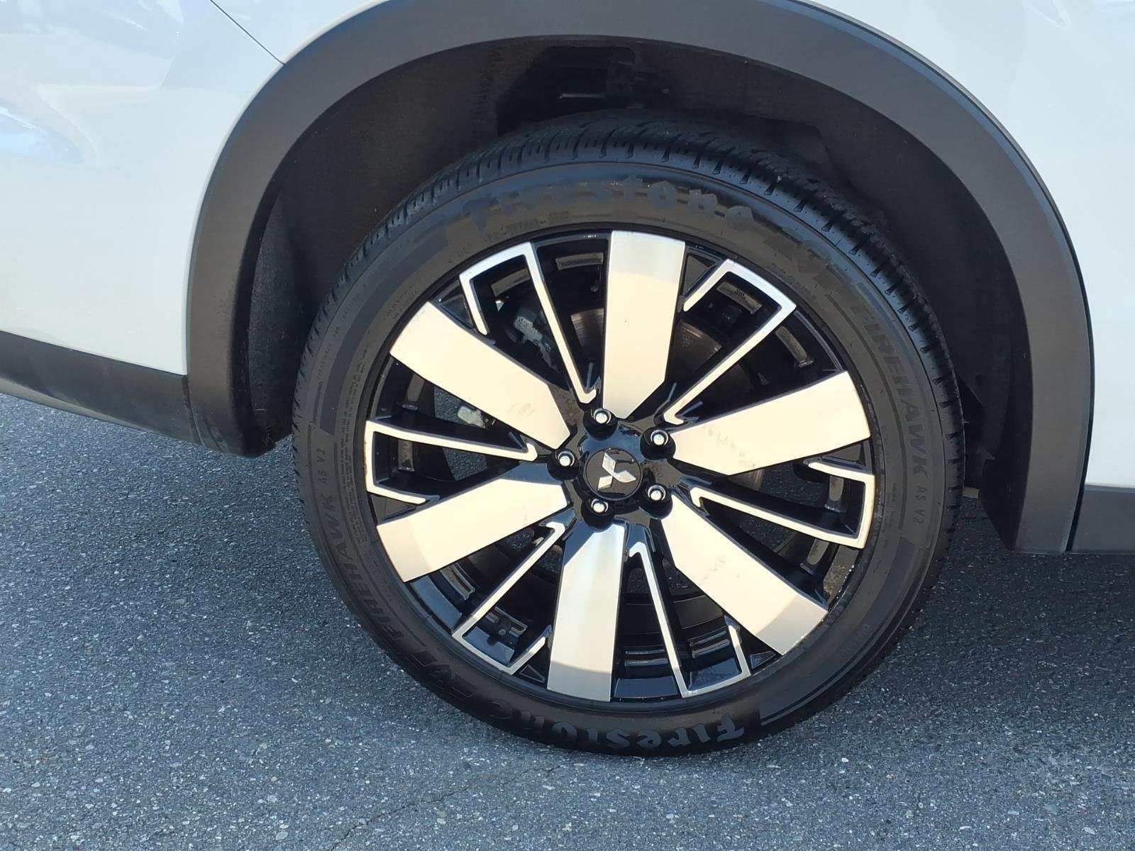 Used 2025  Mitsubishi SE image 11