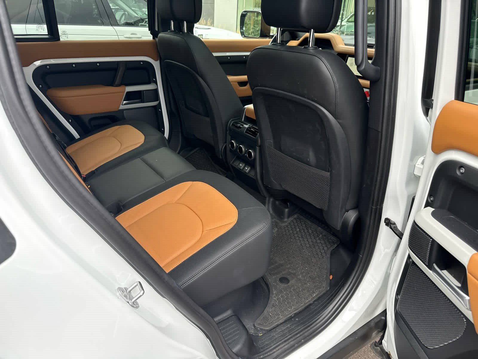 Used 2024 Fuji White Land Rover X-Dynamic SE image 8