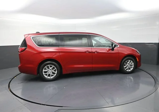 New 2027 Red Hot Pearl-Coat Exterior Paint Chrysler Select image 10