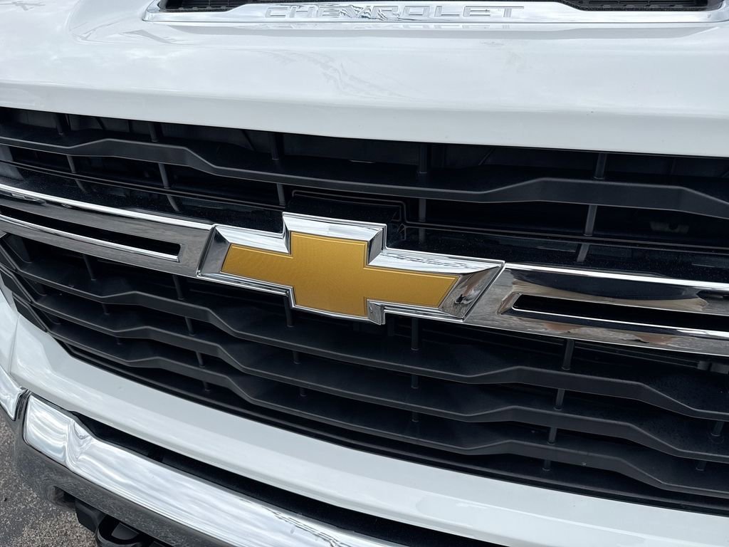 Used 2025 Summit White Chevrolet LT image 31
