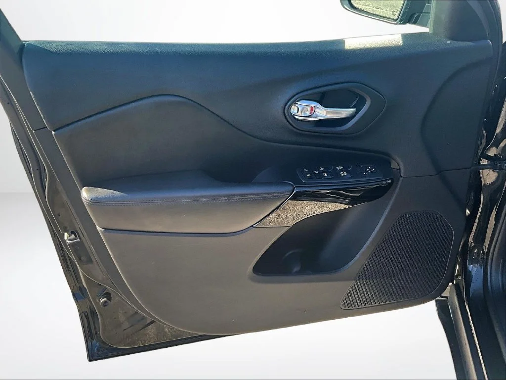 Used 2020 Black Jeep Latitude Plus image 24