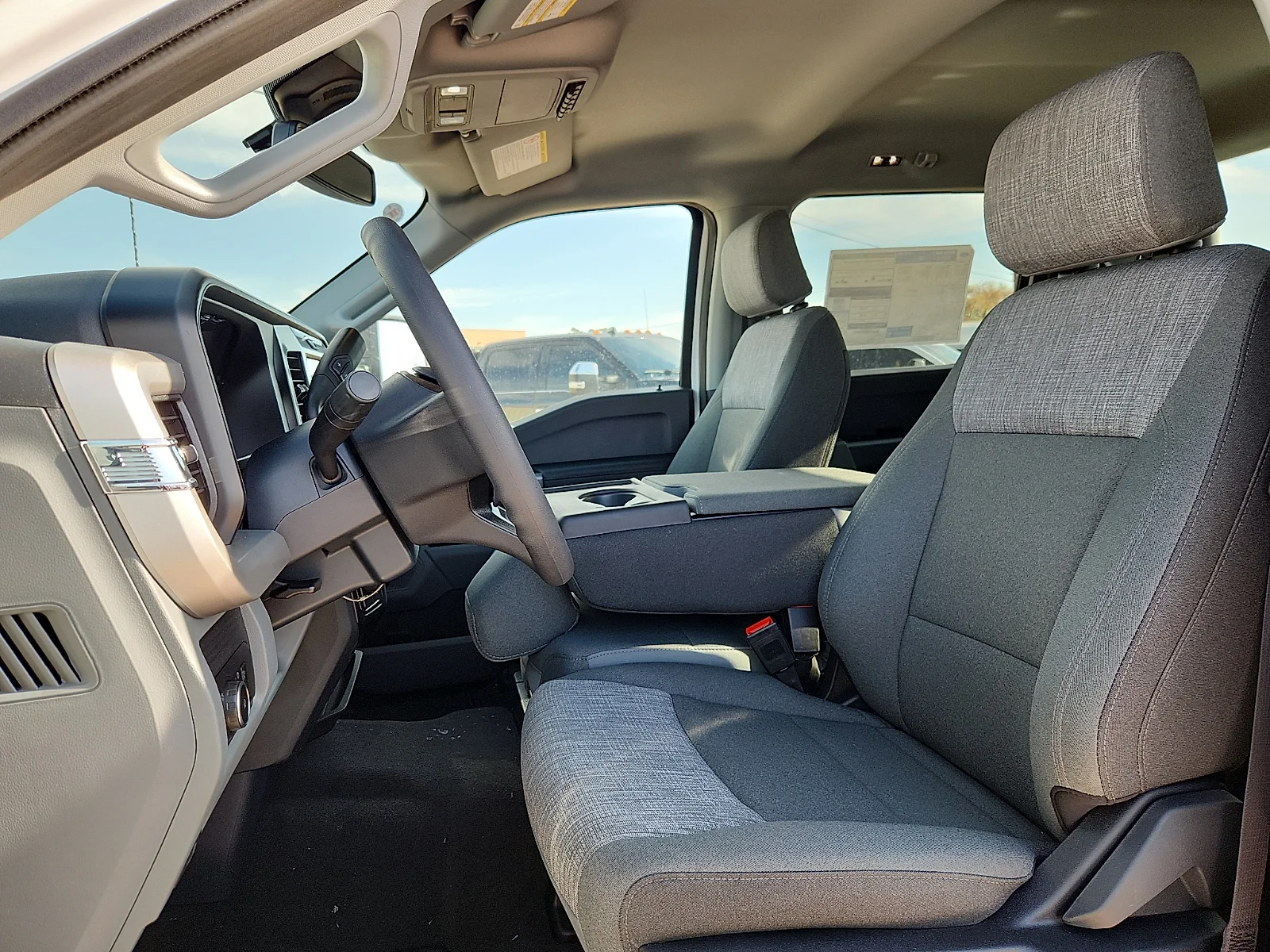 New 2027 Oxford White Ford XLT image 17