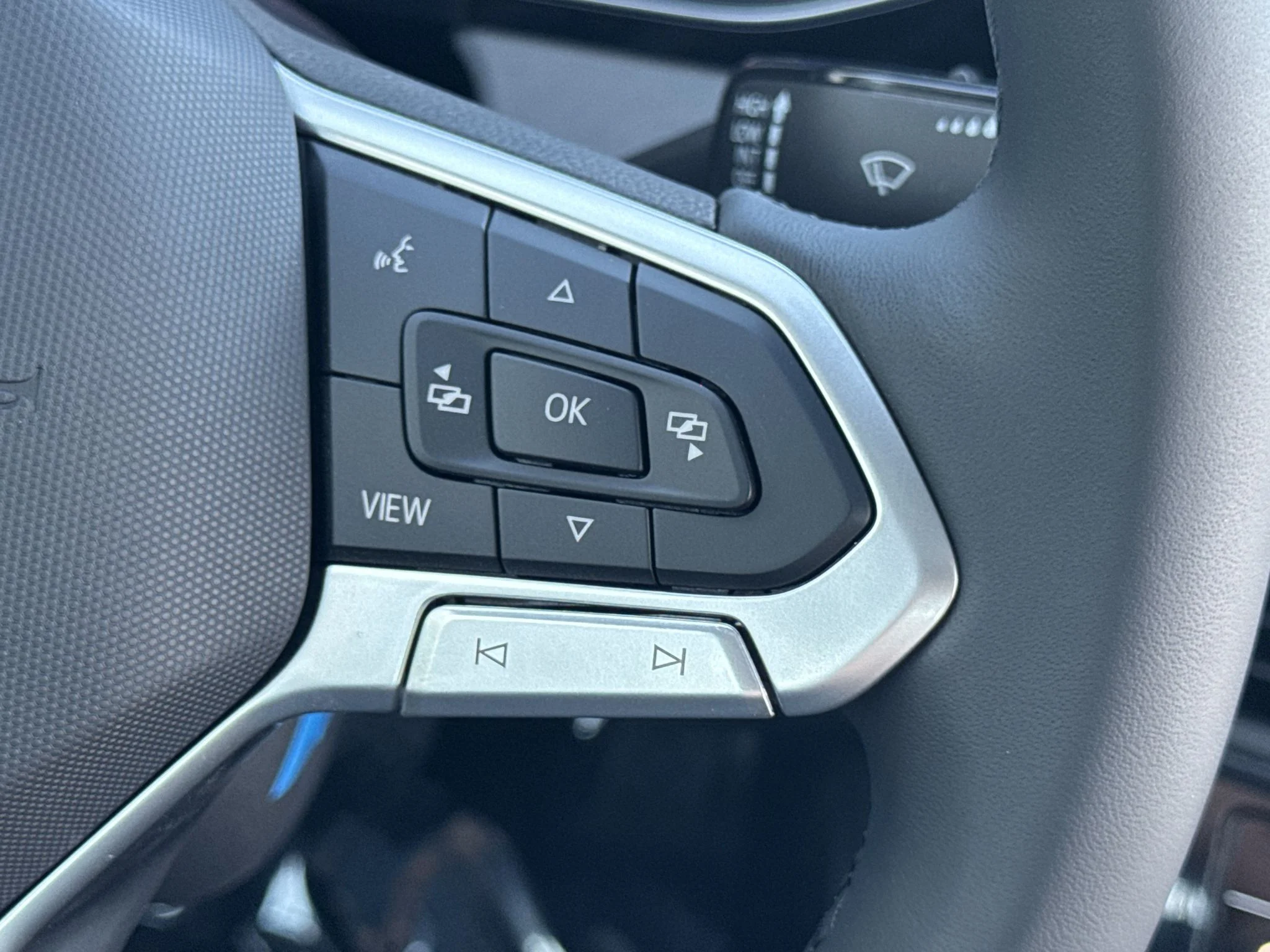 New 2027 Monument Gray Volkswagen SE image 21