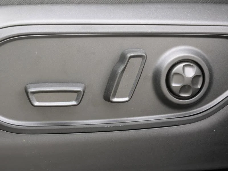 New 2025 White Jeep Limited - - Second row heated seats - Dual Pano Sunroof - Int FAM CAM - Black App Pkge & tons more image 13