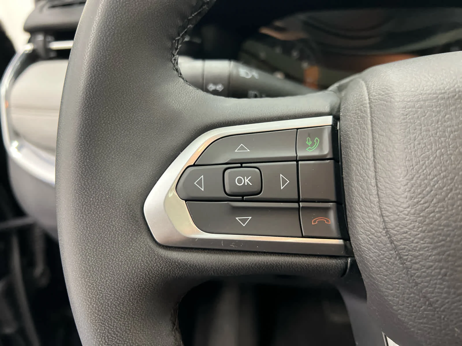 Used 2023 Diamond Black Crystal Pearlcoat Jeep Limited image 18