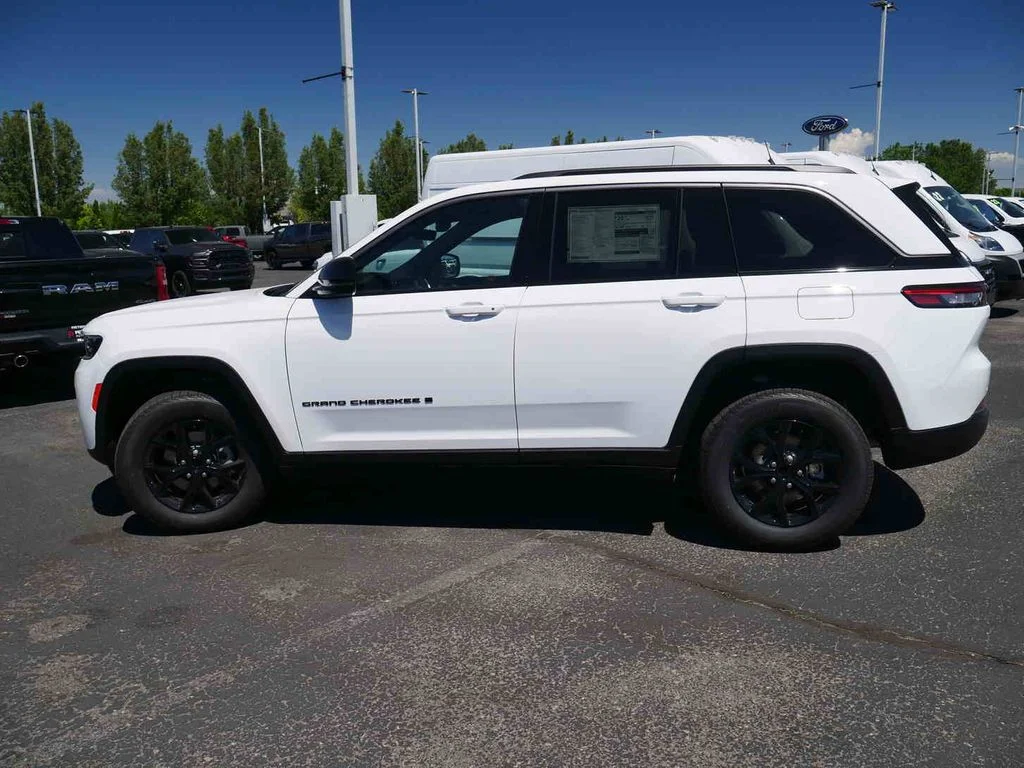 New 2026 White Jeep Altitude image 15