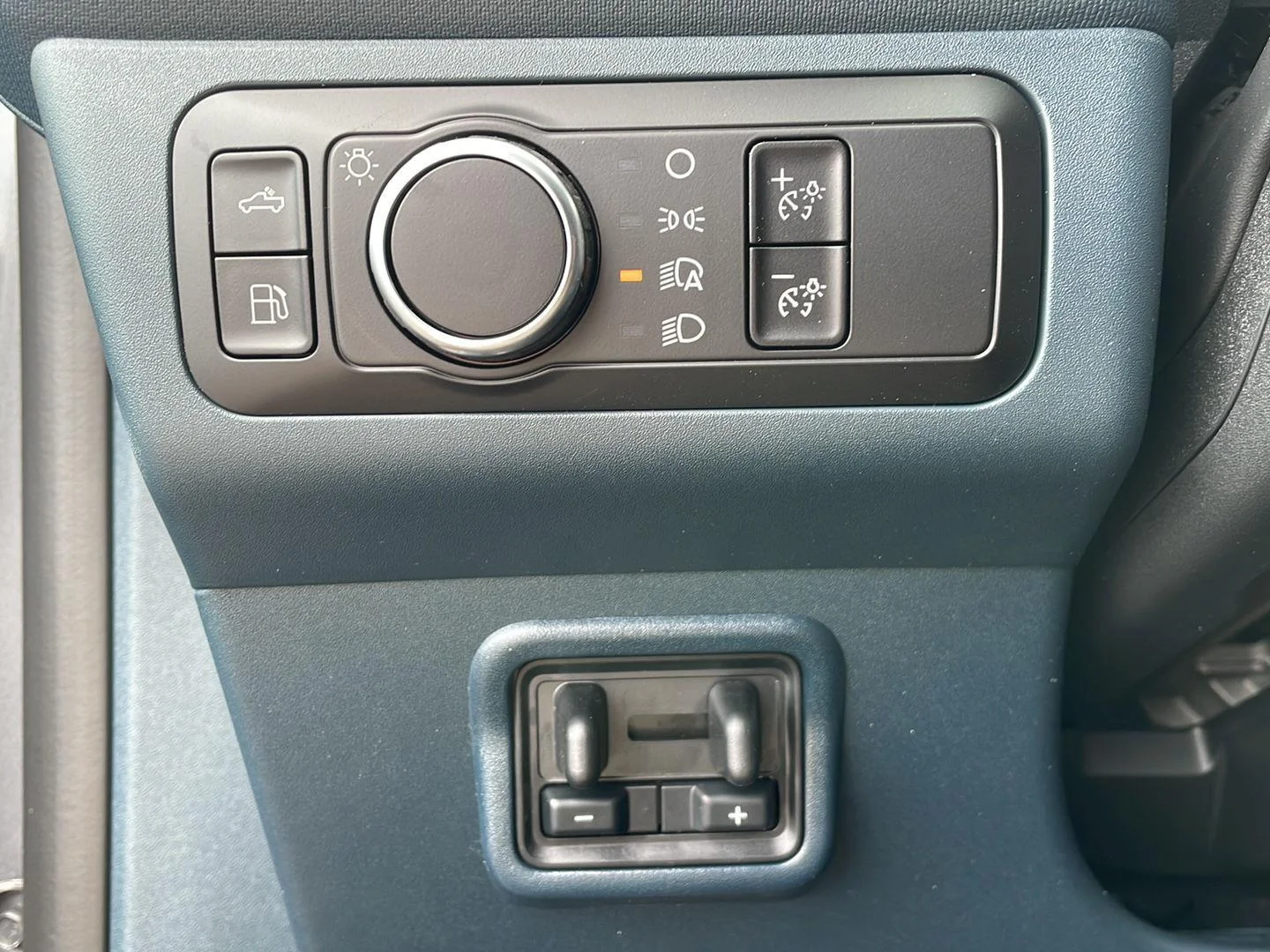 New 2026 Carbonized Gray Metallic Ford LARIAT image 12