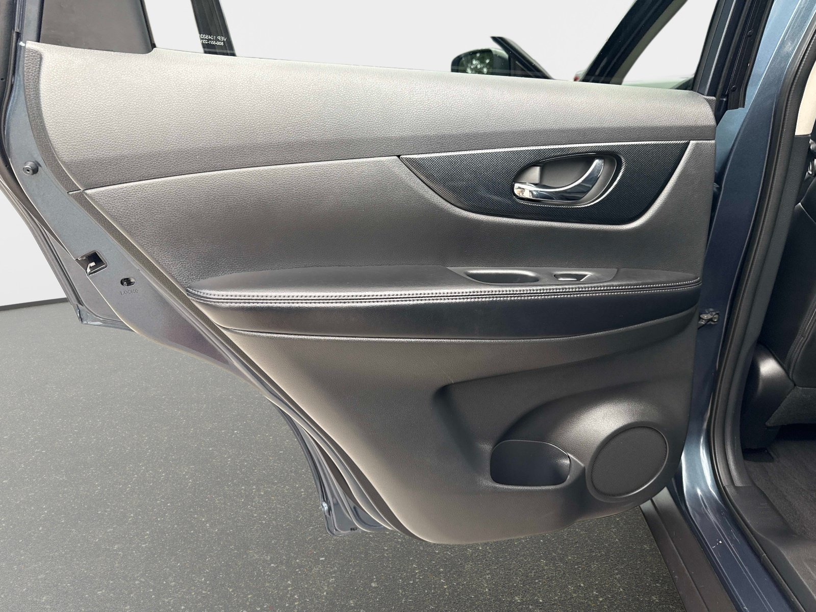 Used 2014 Graphite Blue Nissan SL image 11