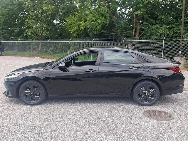 Used 2022 Black Hyundai SEL image 5