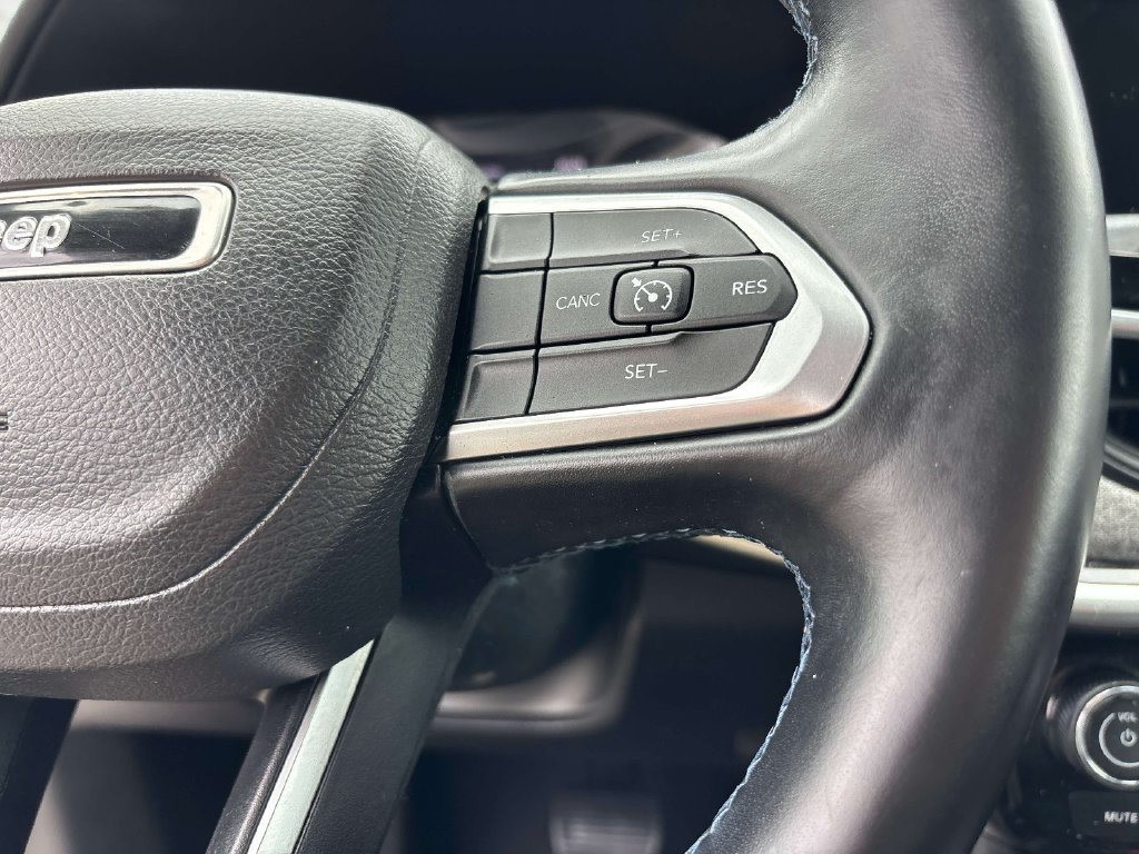 Used 2022 White Jeep Latitude image 22