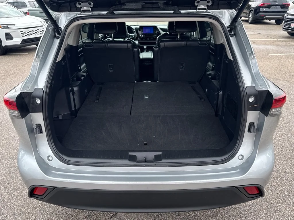 Used 2025 Silver Toyota XLE image 7