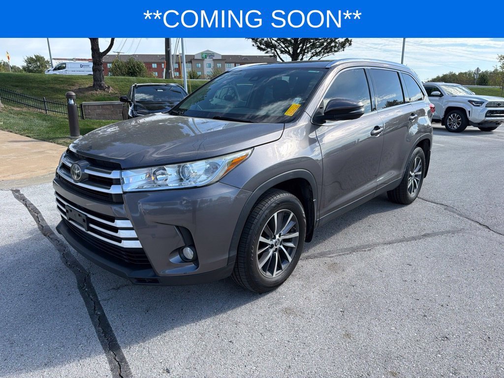 Used 2019 Gray Toyota XLE image 1