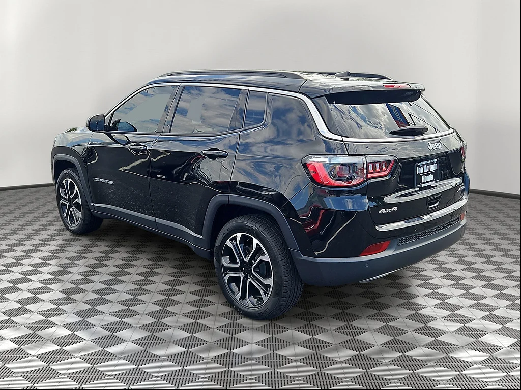 Used 2023 Diamond Black Crystal Pearl Coat Jeep Limited image 3