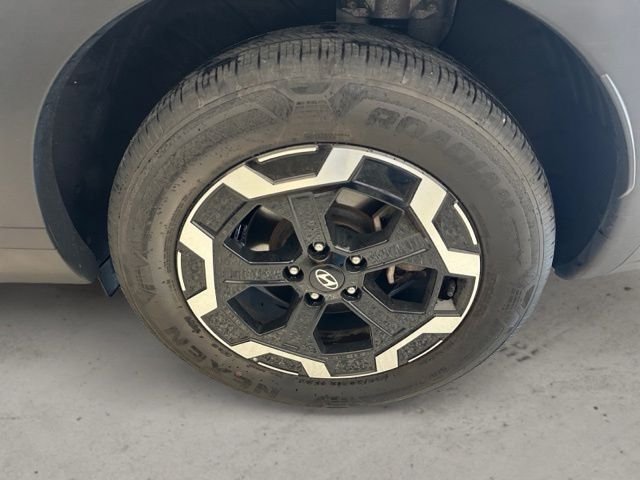 Used 2025 White Hyundai SEL image 9
