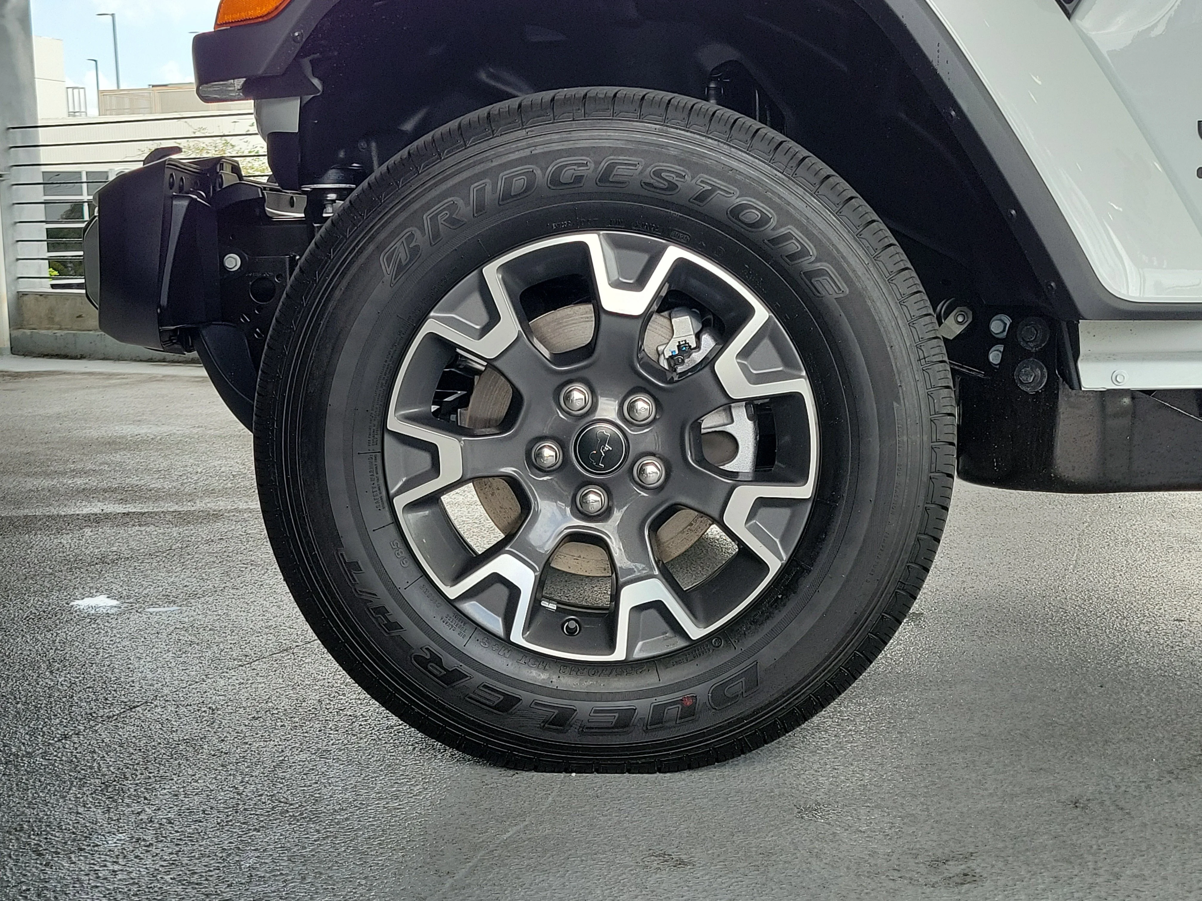 New 2026 Bright White Clear-Coat Exterior Paint Jeep Sahara image 4