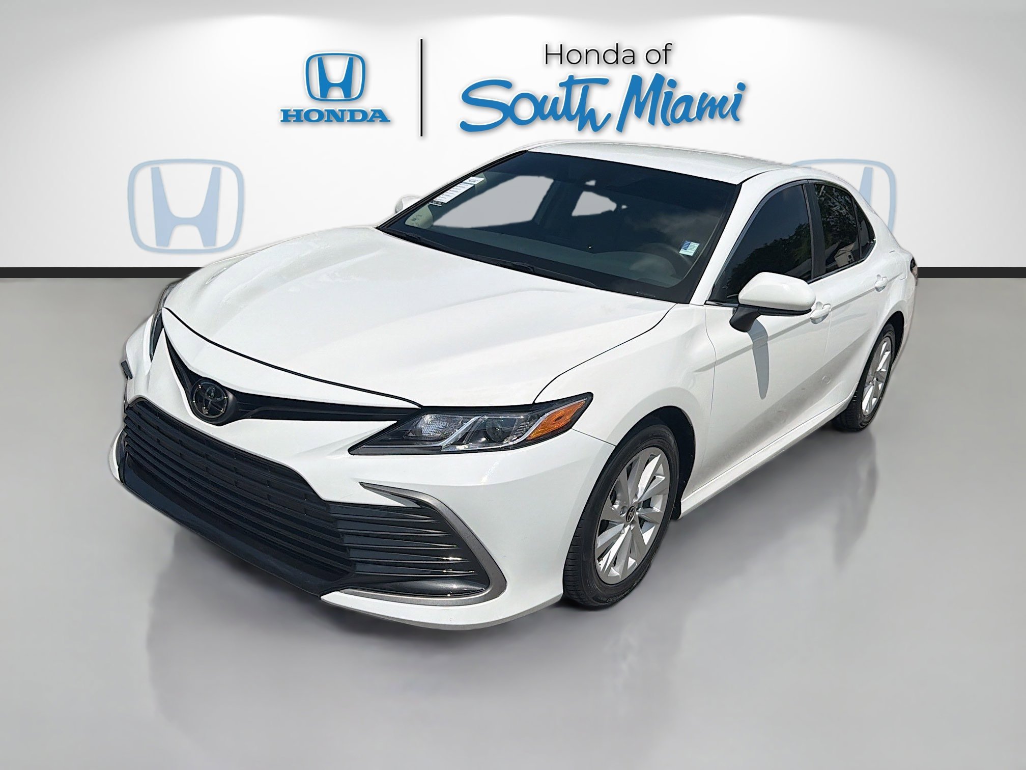 Used 2023 Ice Cap Toyota LE image 3