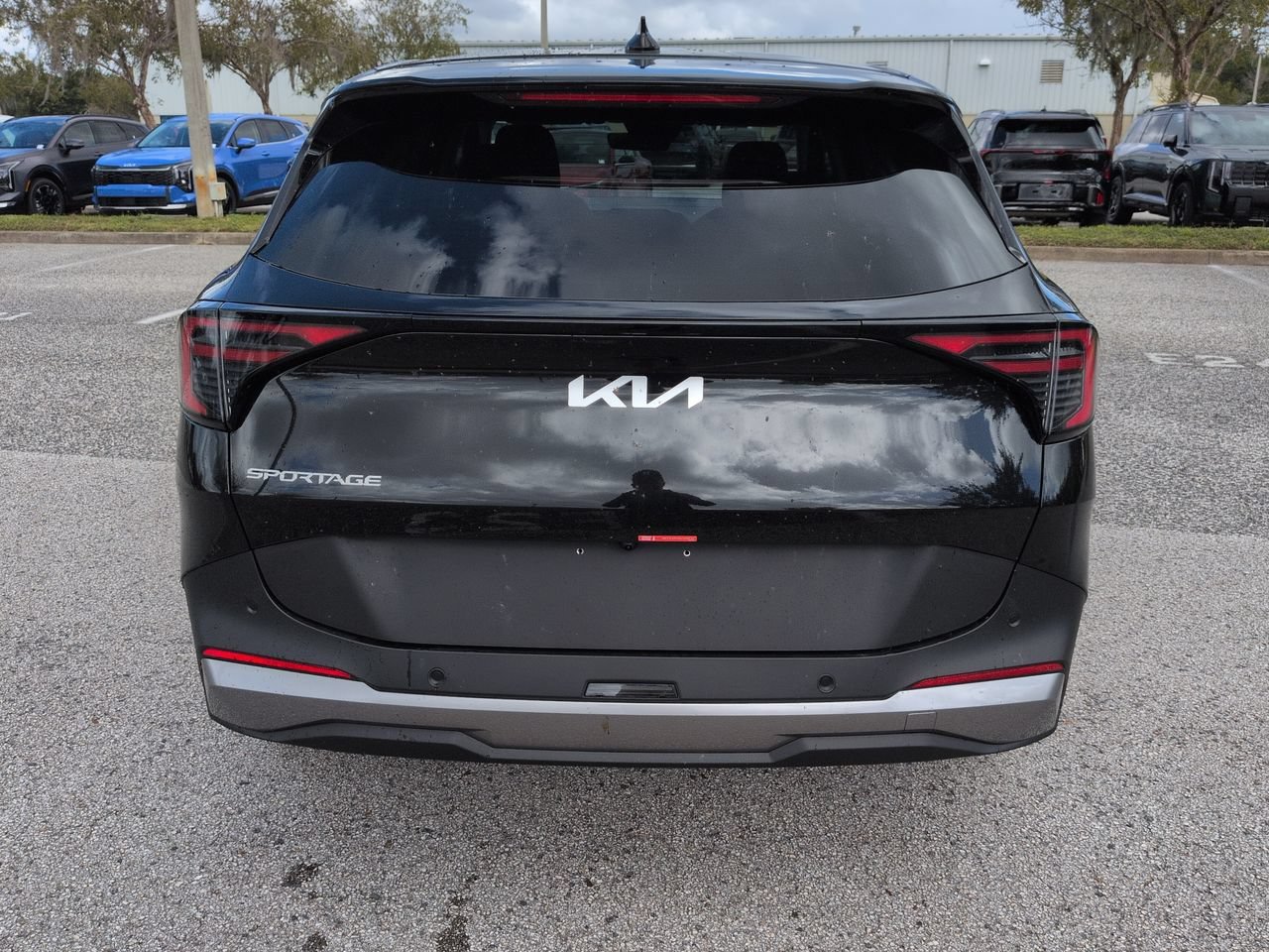 New 2027 Fusion Black Kia LX image 6