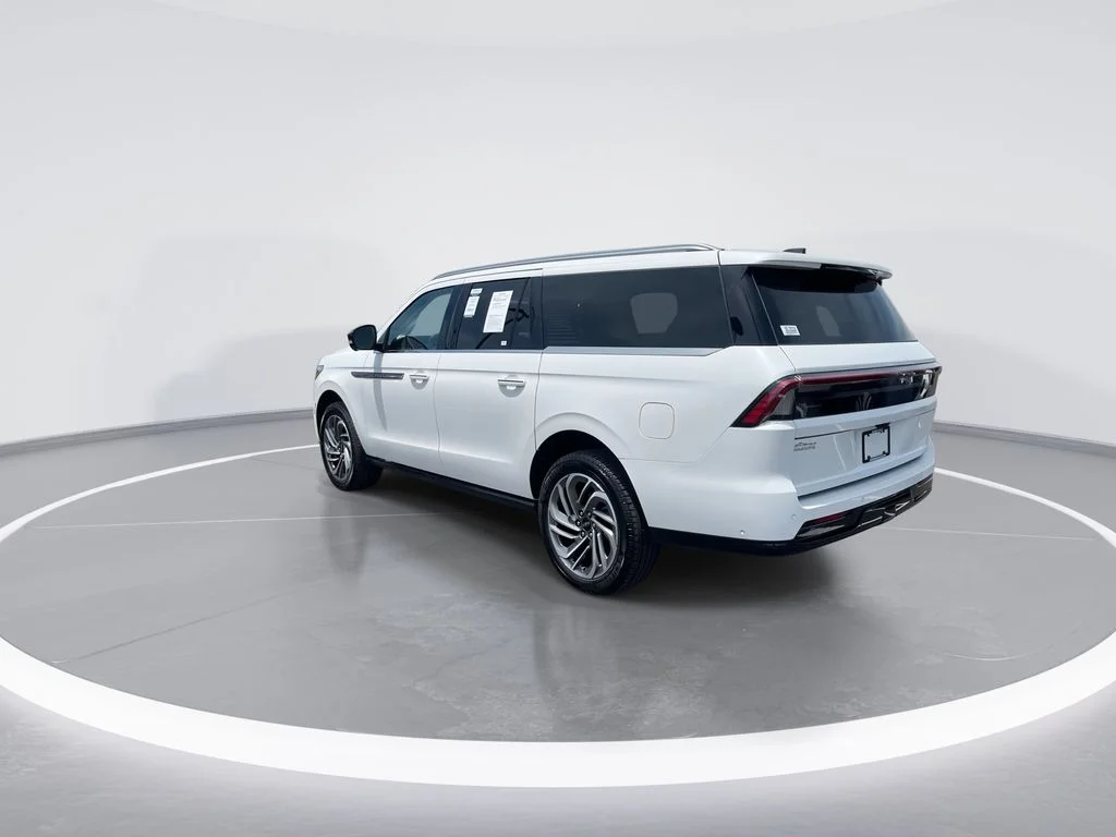 Used 2025 White Lincoln Reserve image 6
