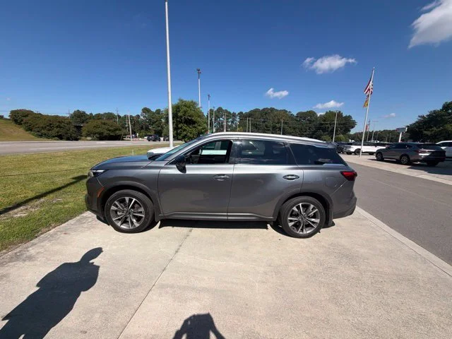 Used 2025 Gray INFINITI LUXE image 3