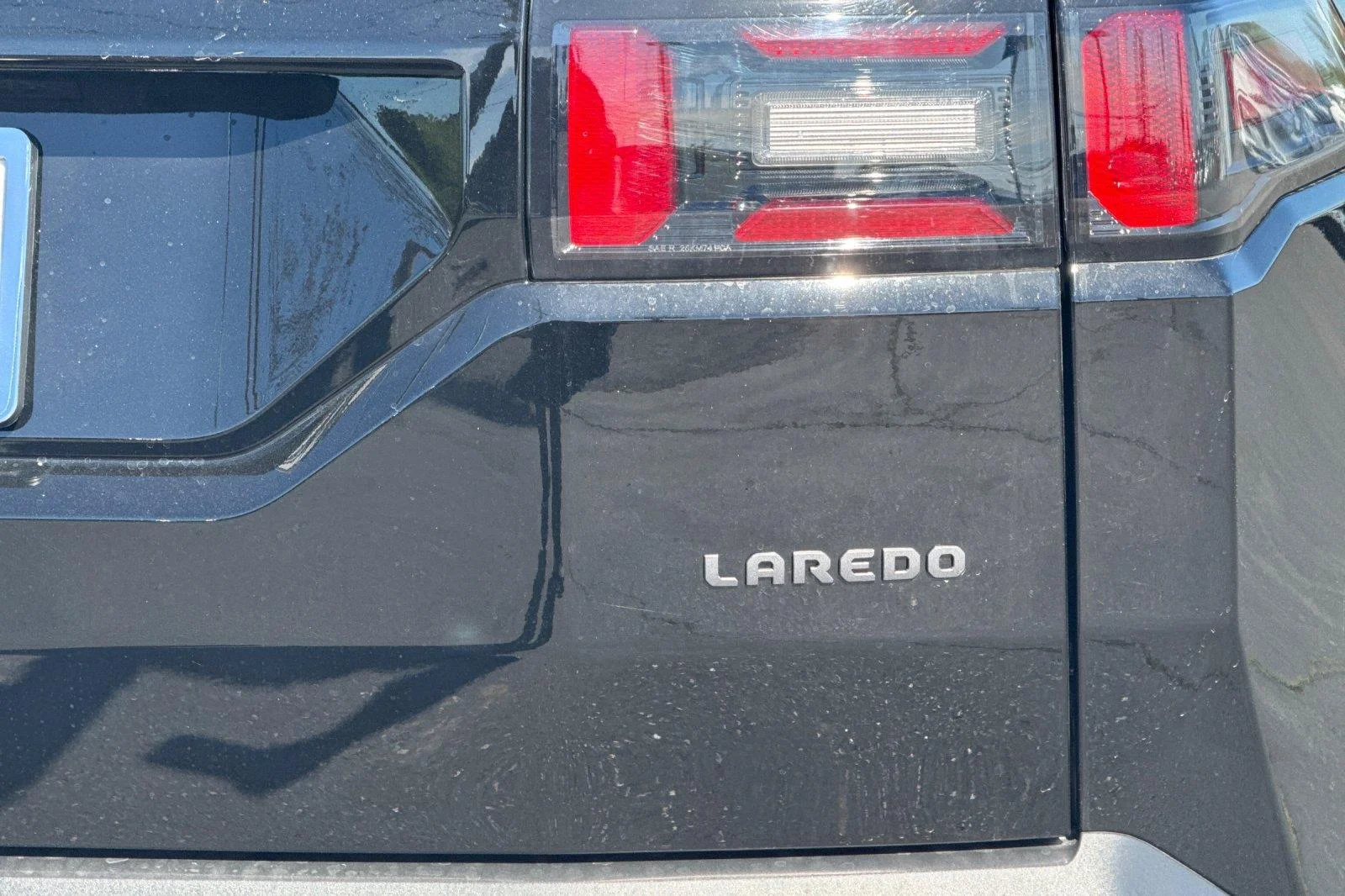 New 2026 Diamond Black Crystal Pearl-Coat Exterior Paint Jeep Laredo image 25