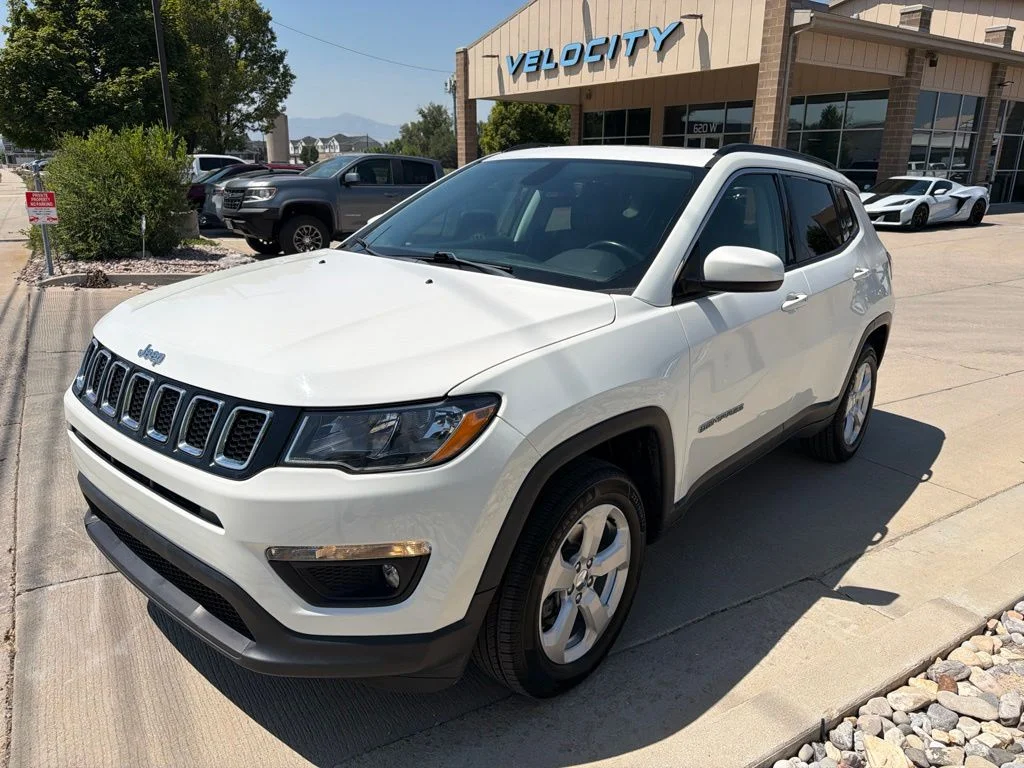 Used 2019 White Jeep Latitude image 3