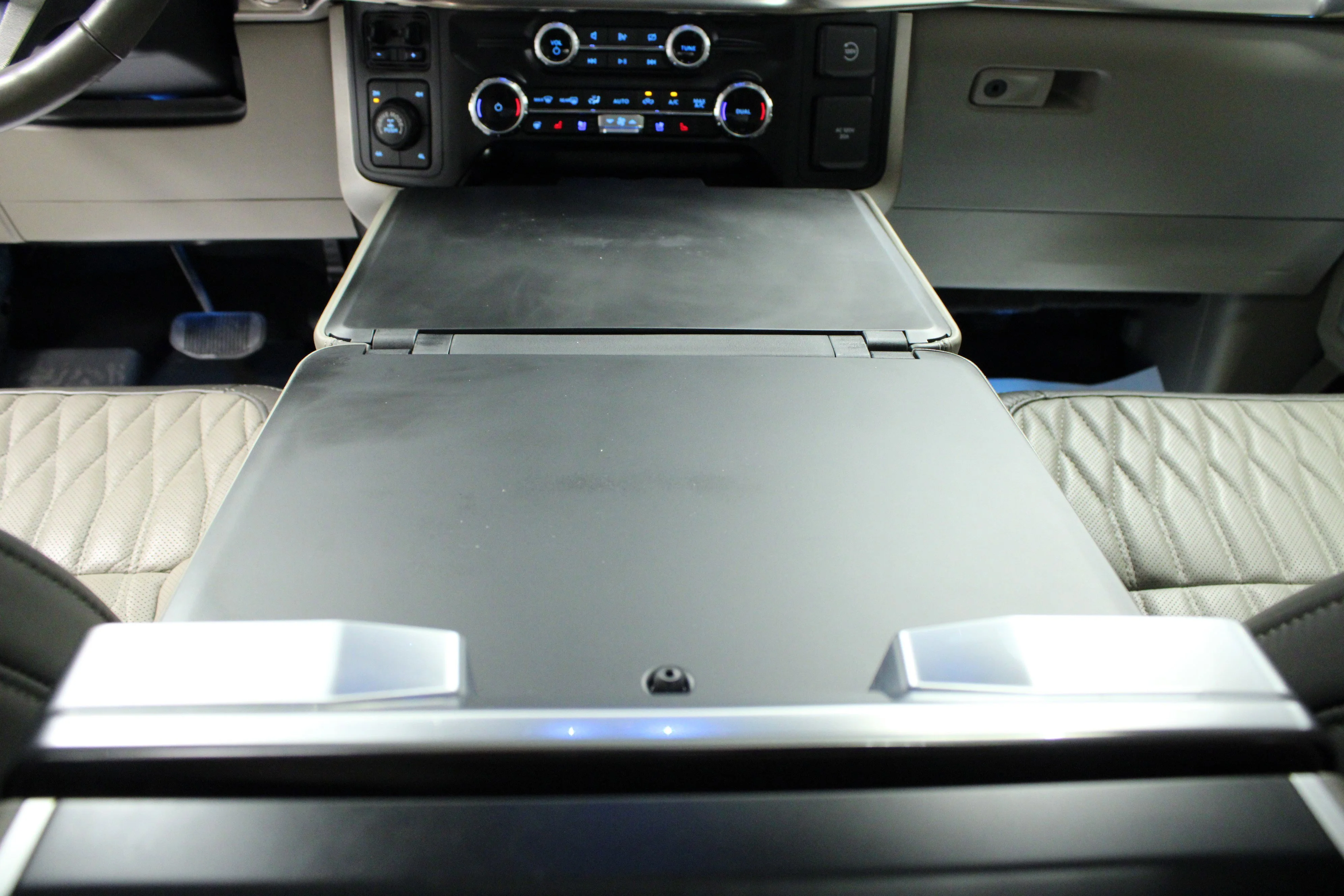 Used 2024 Star White Metallic Tri-Coat Ford Platinum image 21