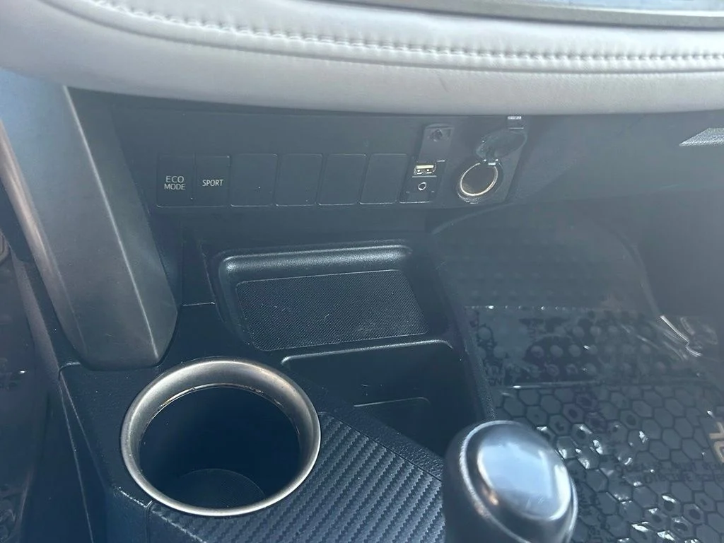 Used 2015 Silver Toyota XLE image 19