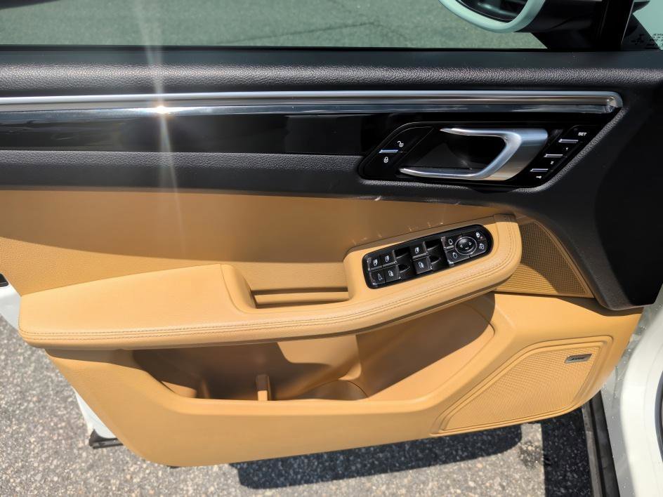 Used 2018 White Porsche Base image 16