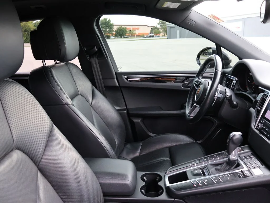 Used 2018  Porsche Base image 9