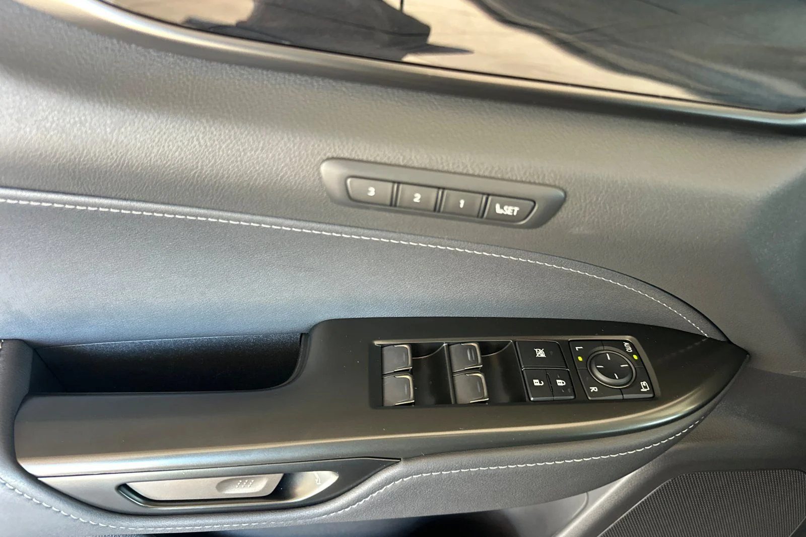 Certified Used 2025 Caviar Lexus 350h Premium image 8